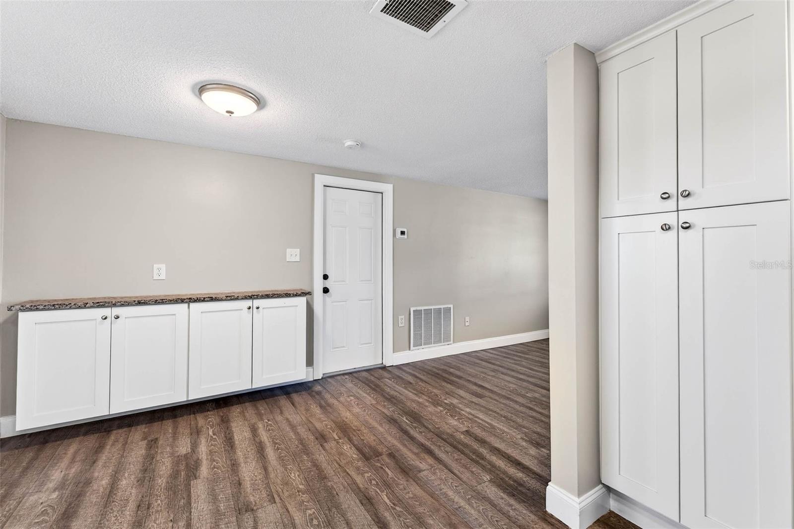 Listing photo id 12 for 9016 Rainbow Lane