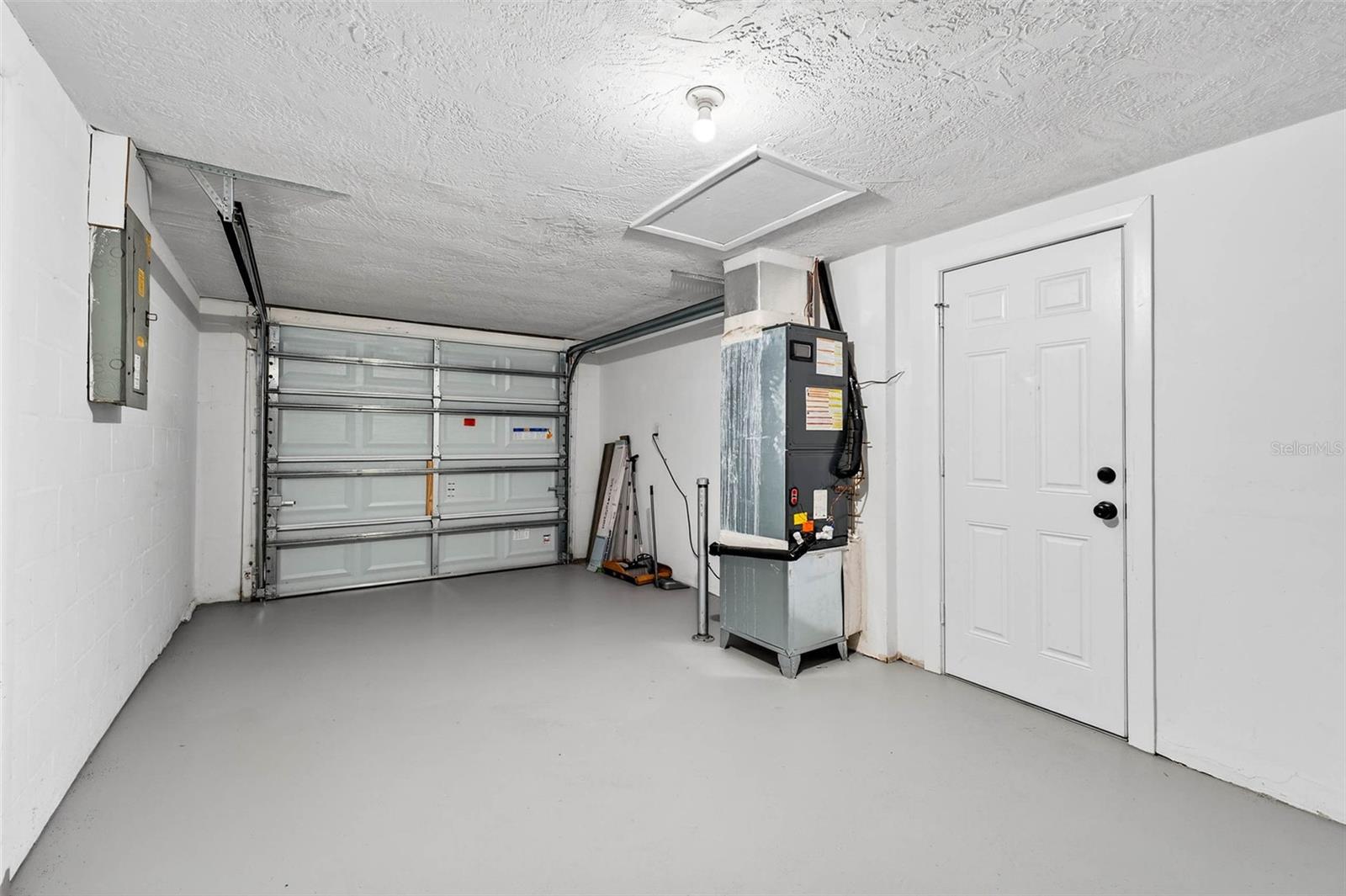 Listing photo id 24 for 9016 Rainbow Lane