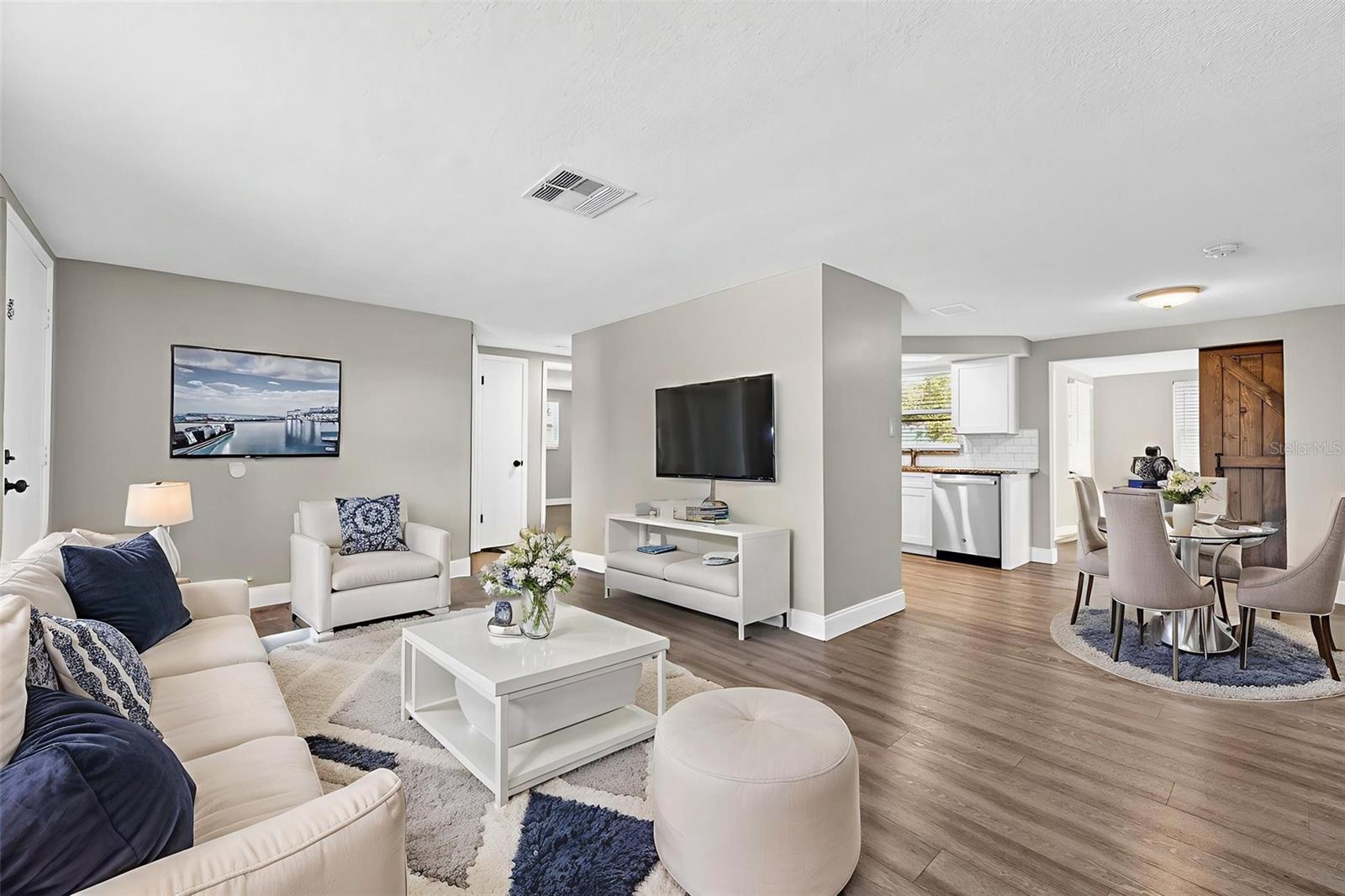 Listing photo id 1 for 9016 Rainbow Lane