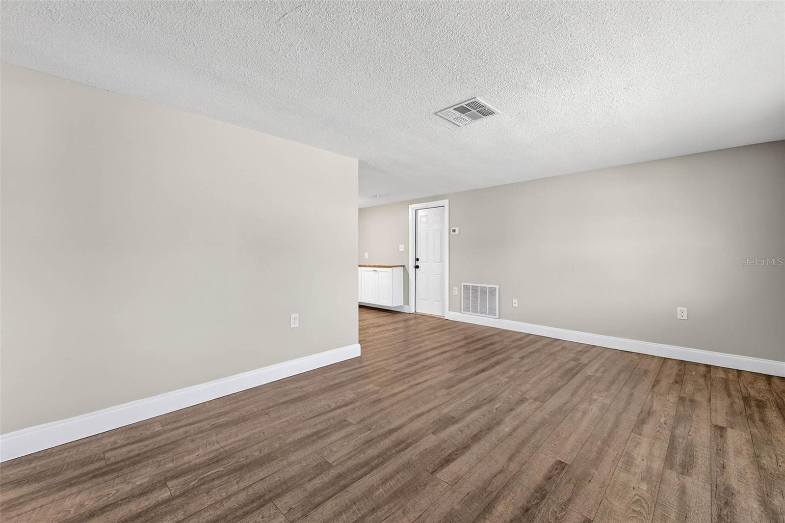 Listing photo id 2 for 9016 Rainbow Lane