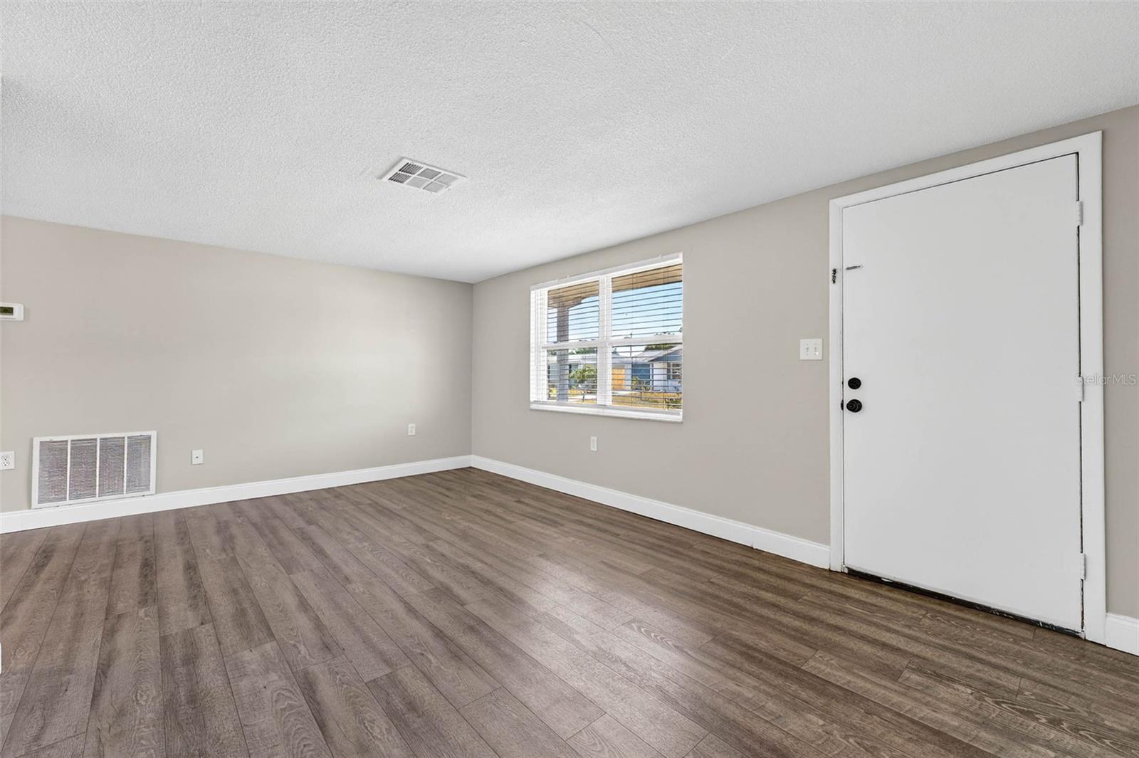 Listing photo id 3 for 9016 Rainbow Lane