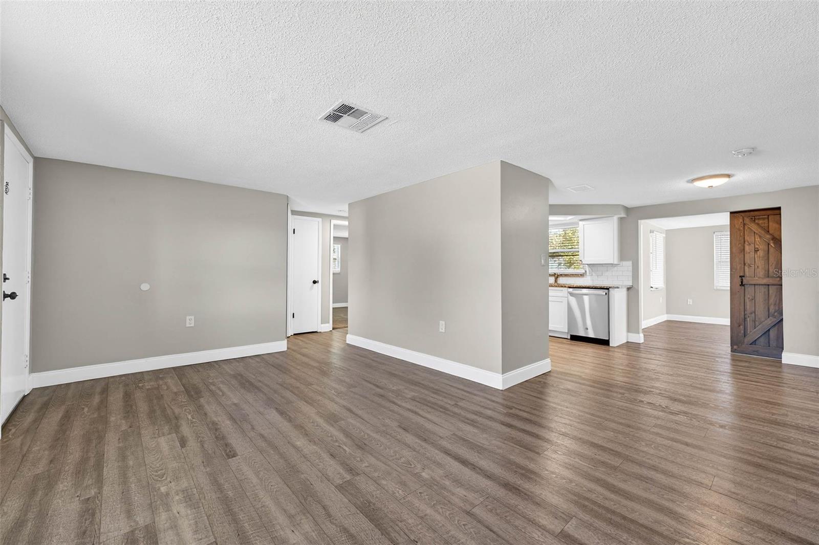 Listing photo id 5 for 9016 Rainbow Lane