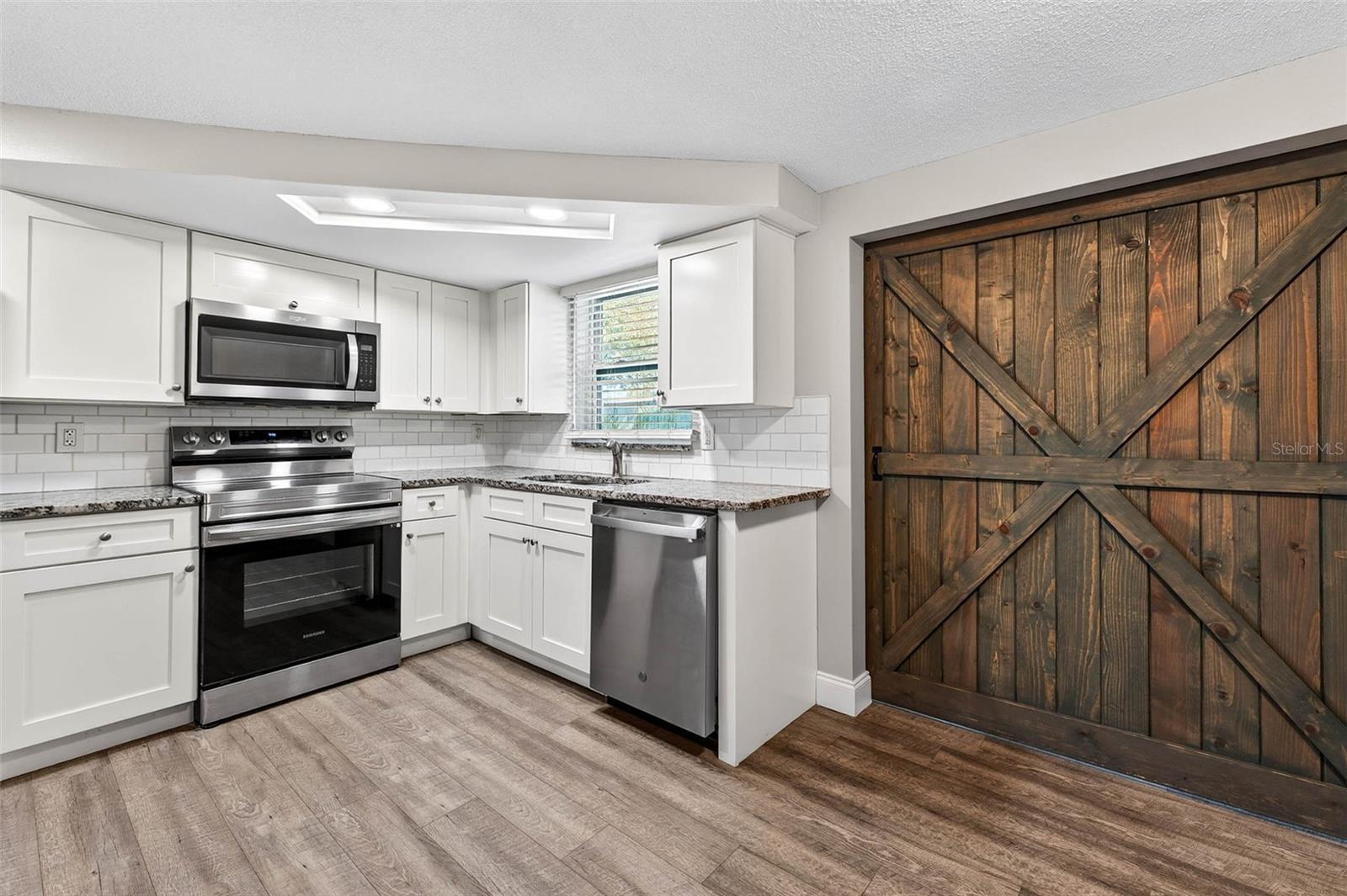 Listing photo id 7 for 9016 Rainbow Lane