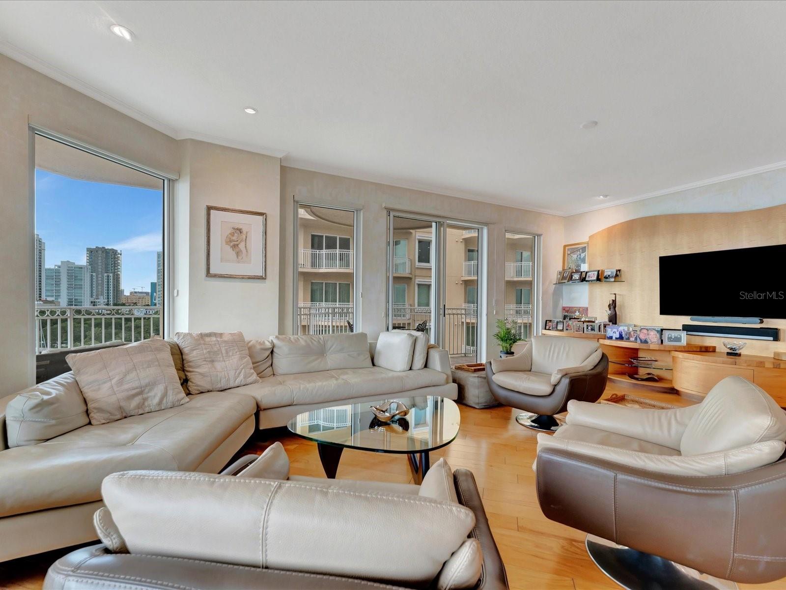 Image 11 of 50 For 555 5th Avenue Ne 932