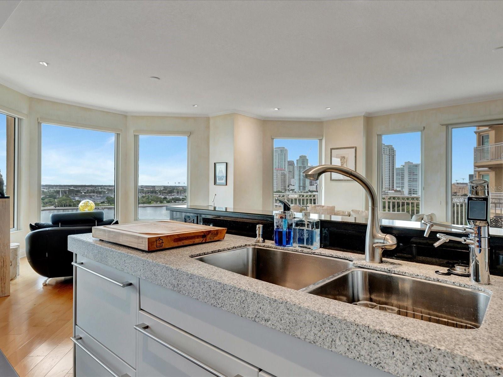 Image 16 of 50 For 555 5th Avenue Ne 932