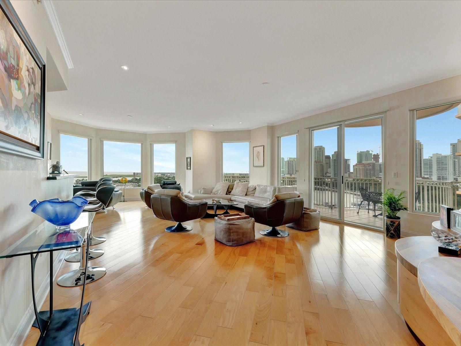 Image 5 of 50 For 555 5th Avenue Ne 932