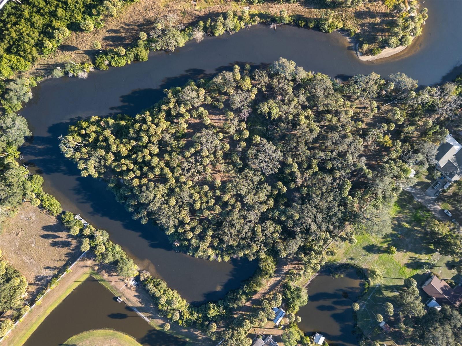 Listing photo id 1 for 9511 River Cove Drive