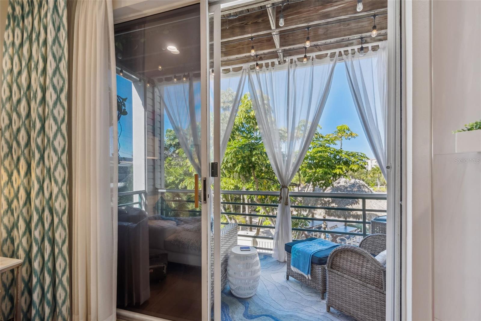 Image 14 of 75 For 320 Island Way 101