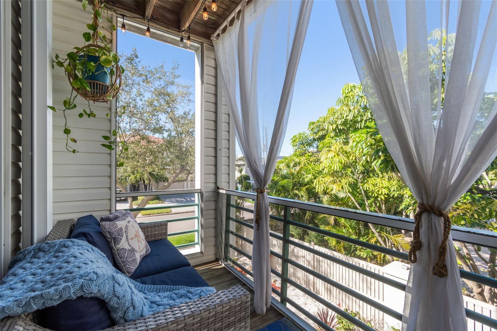 Image 16 of 75 For 320 Island Way 101