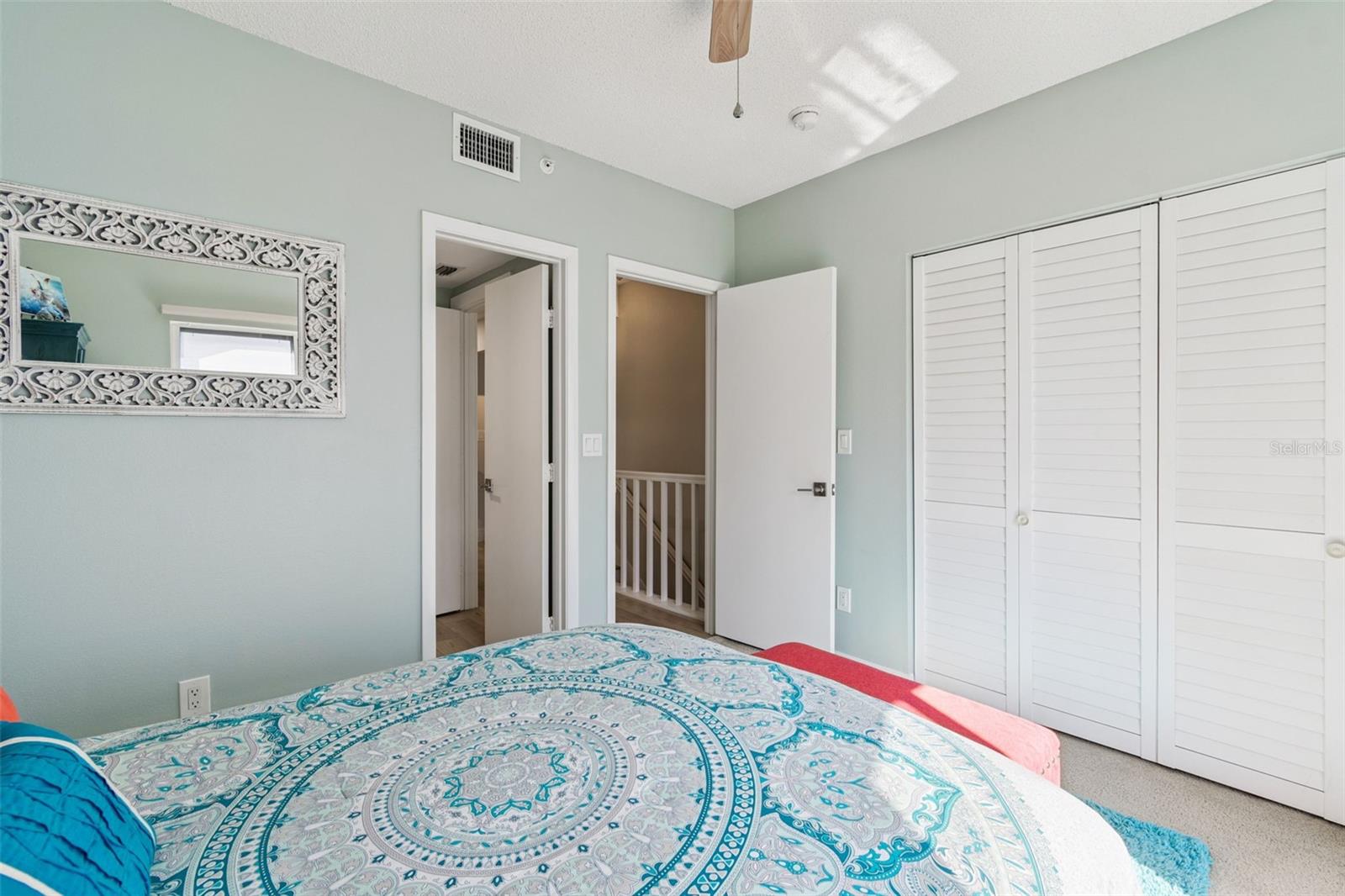 Image 21 of 75 For 320 Island Way 101