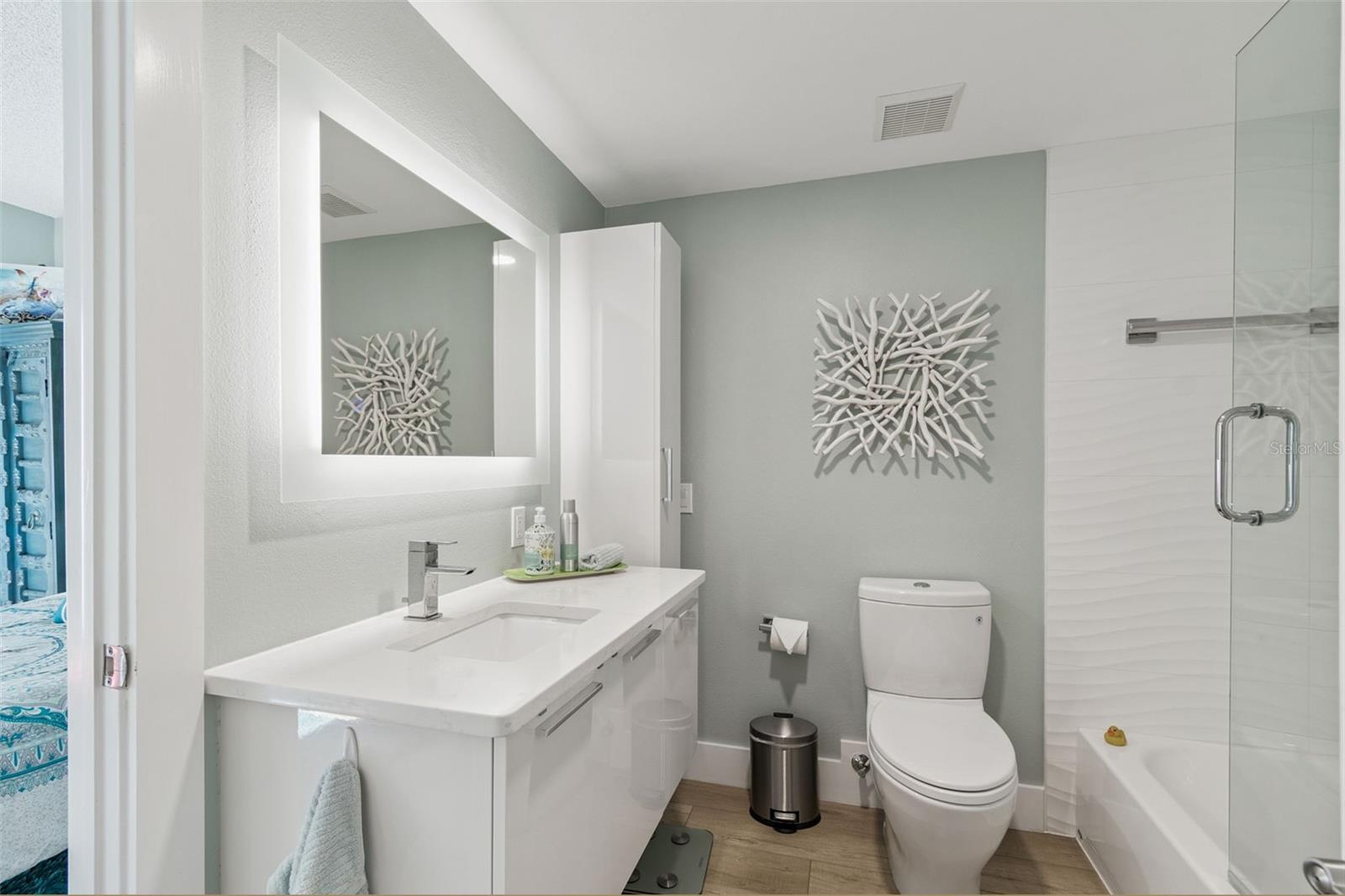 Image 22 of 75 For 320 Island Way 101