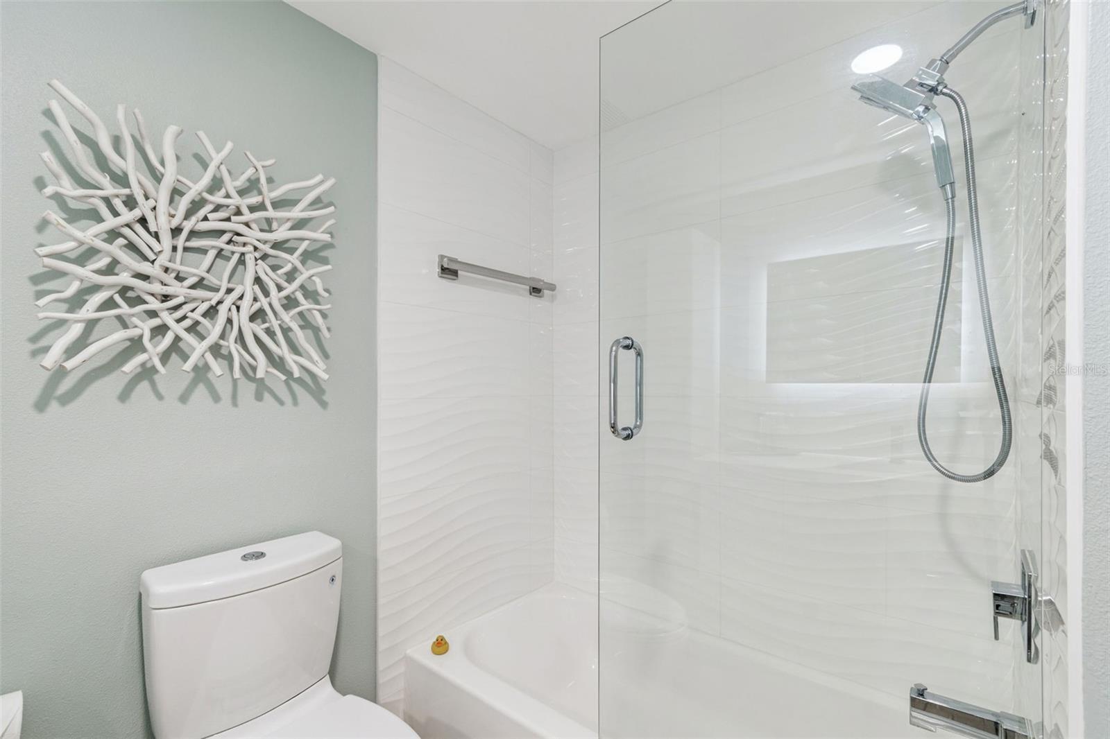 Image 23 of 75 For 320 Island Way 101