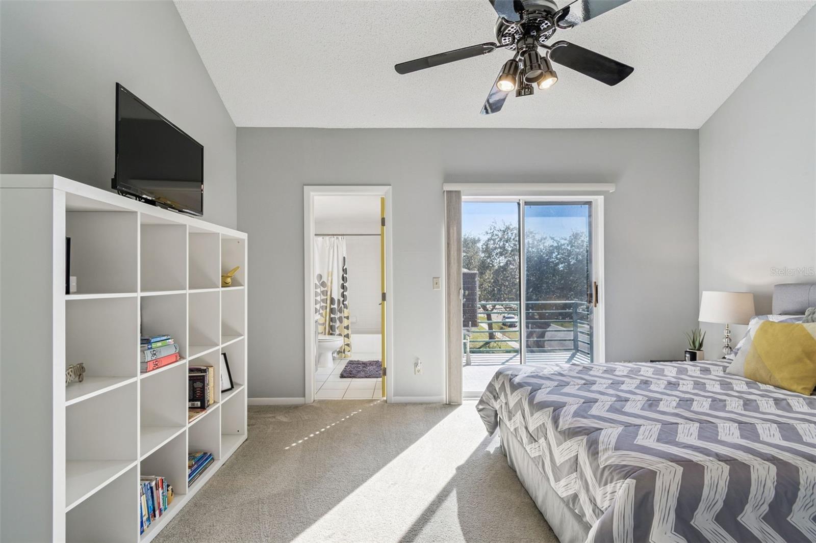 Image 25 of 75 For 320 Island Way 101