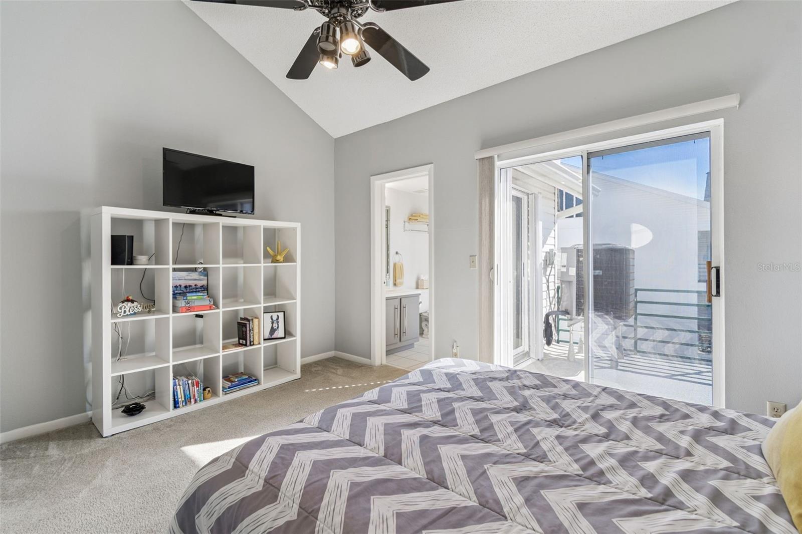 Image 26 of 75 For 320 Island Way 101