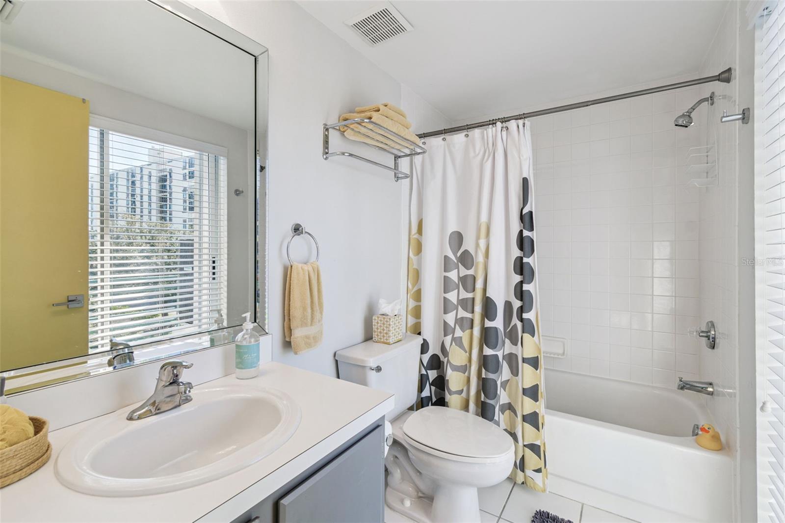 Image 28 of 75 For 320 Island Way 101