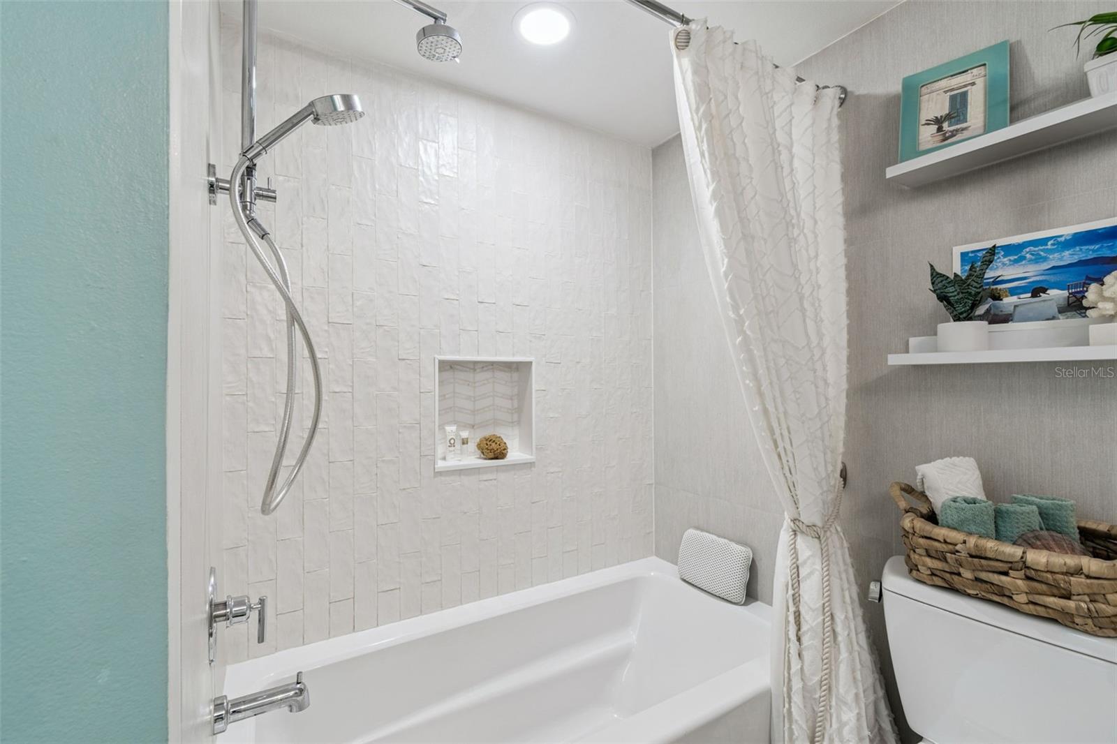 Image 32 of 75 For 320 Island Way 101