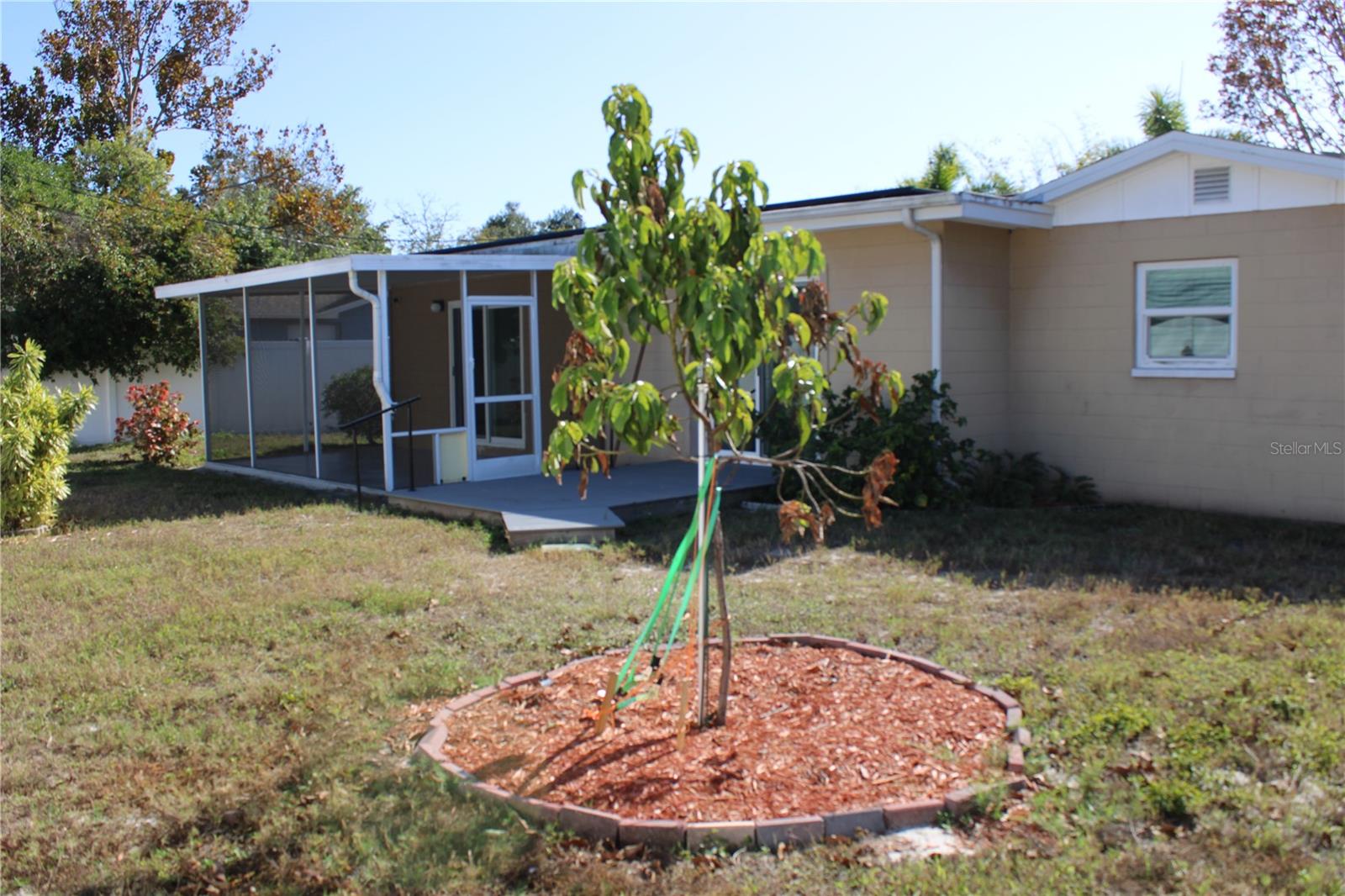 Listing photo id 23 for 8593 Lantana Drive