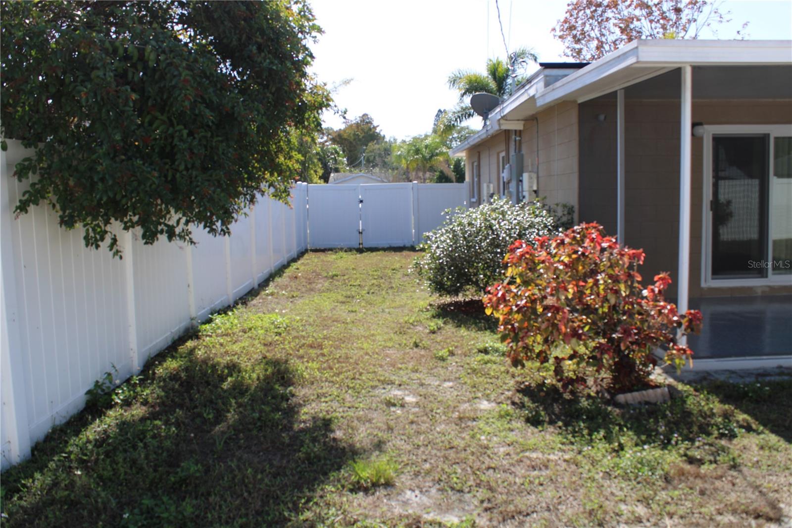 Listing photo id 25 for 8593 Lantana Drive