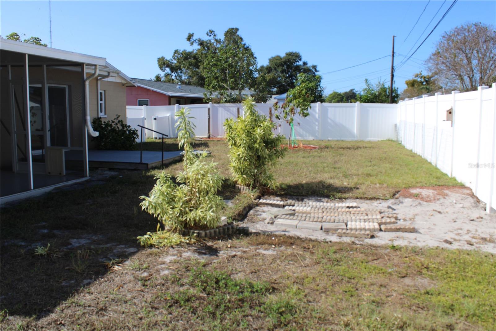 Listing photo id 27 for 8593 Lantana Drive