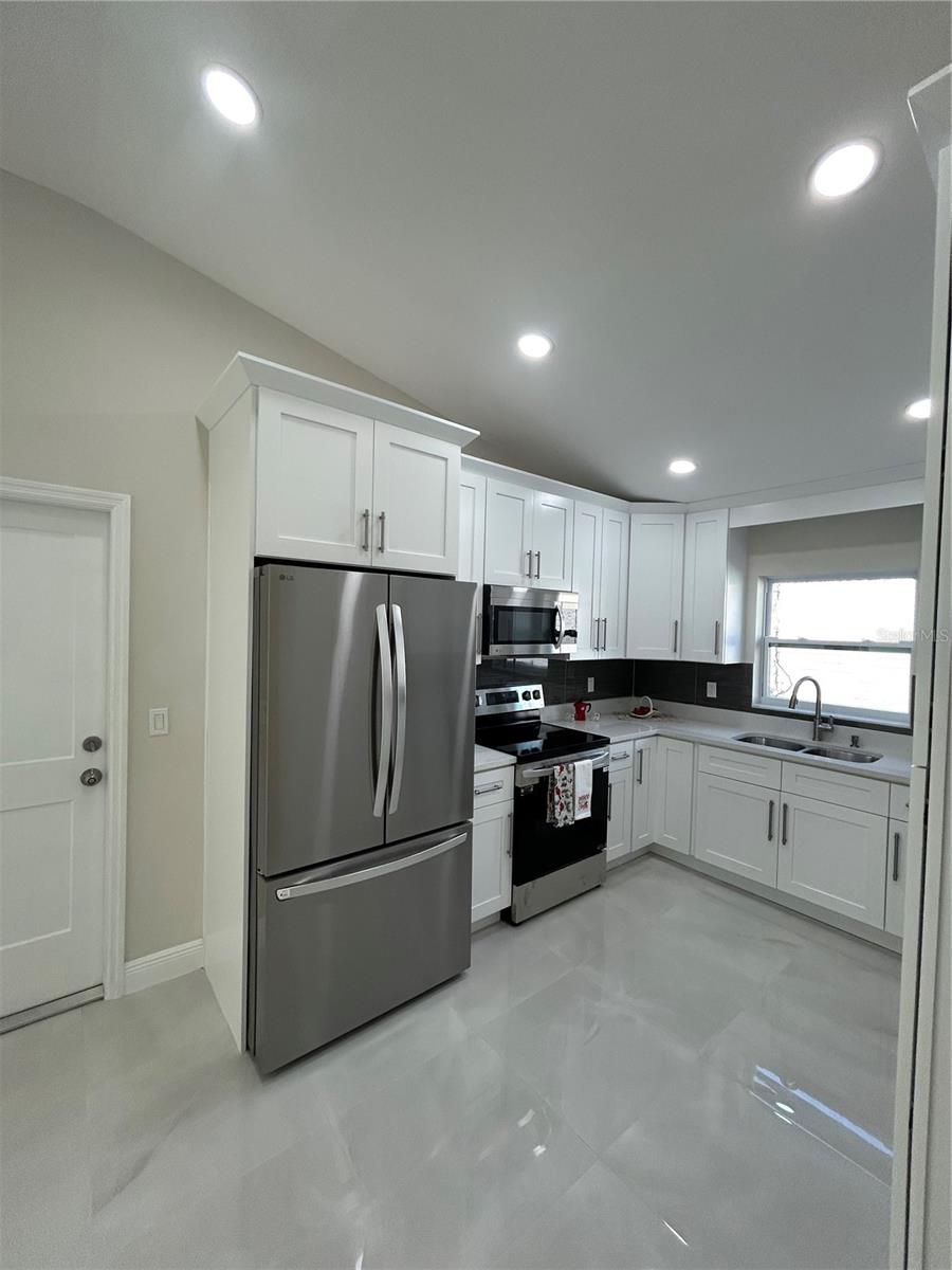 Image 14 of 42 For 3917 Robson Street