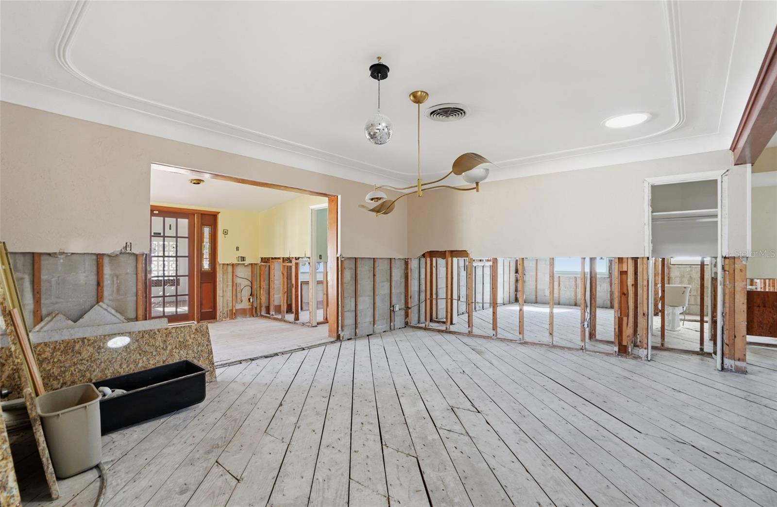 Image 11 of 38 For 1302 Robin Road S