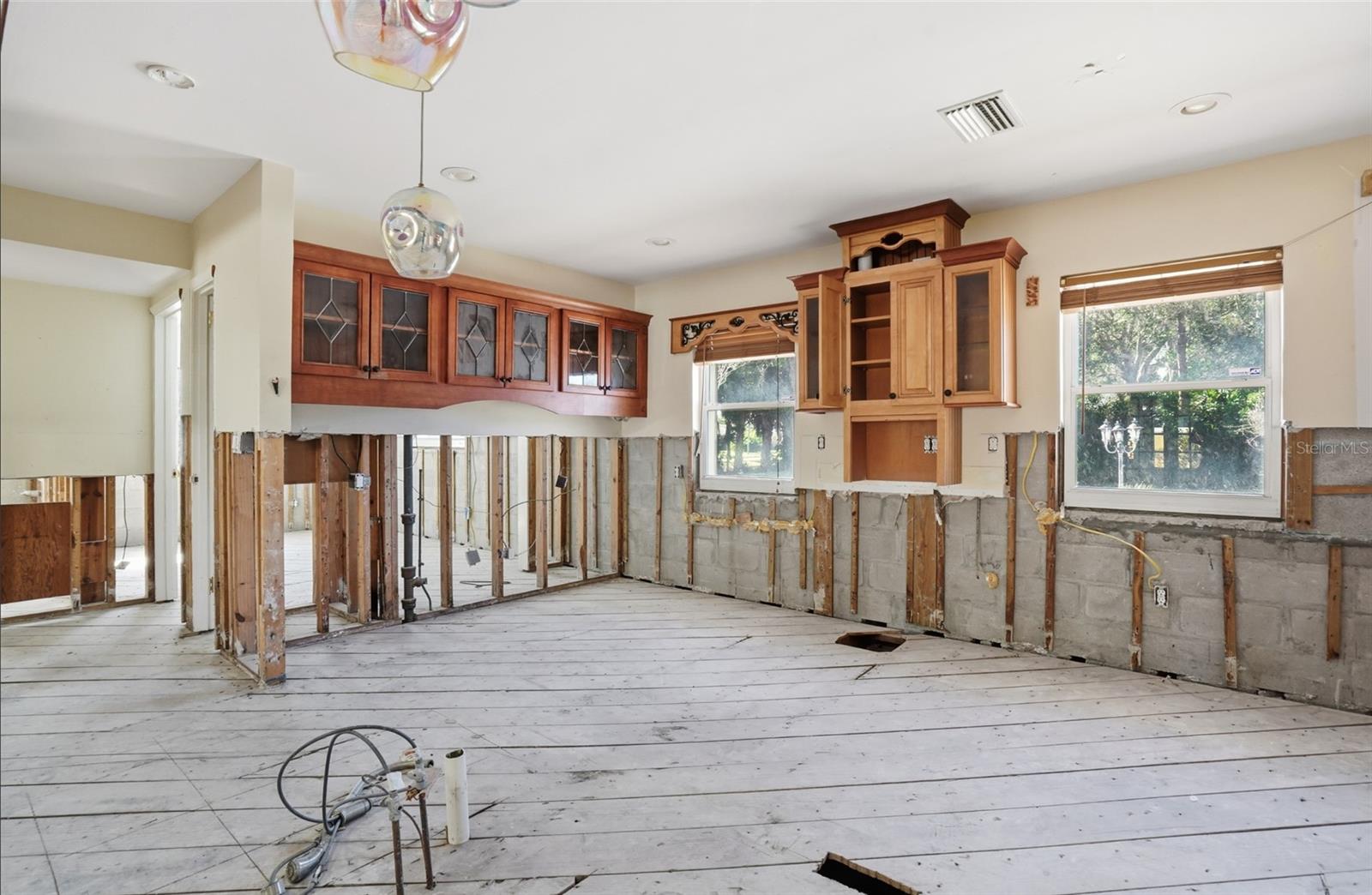 Image 12 of 38 For 1302 Robin Road S