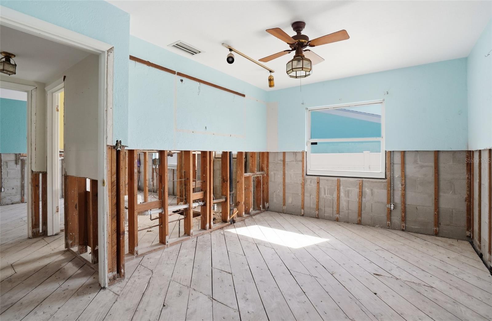 Image 23 of 38 For 1302 Robin Road S