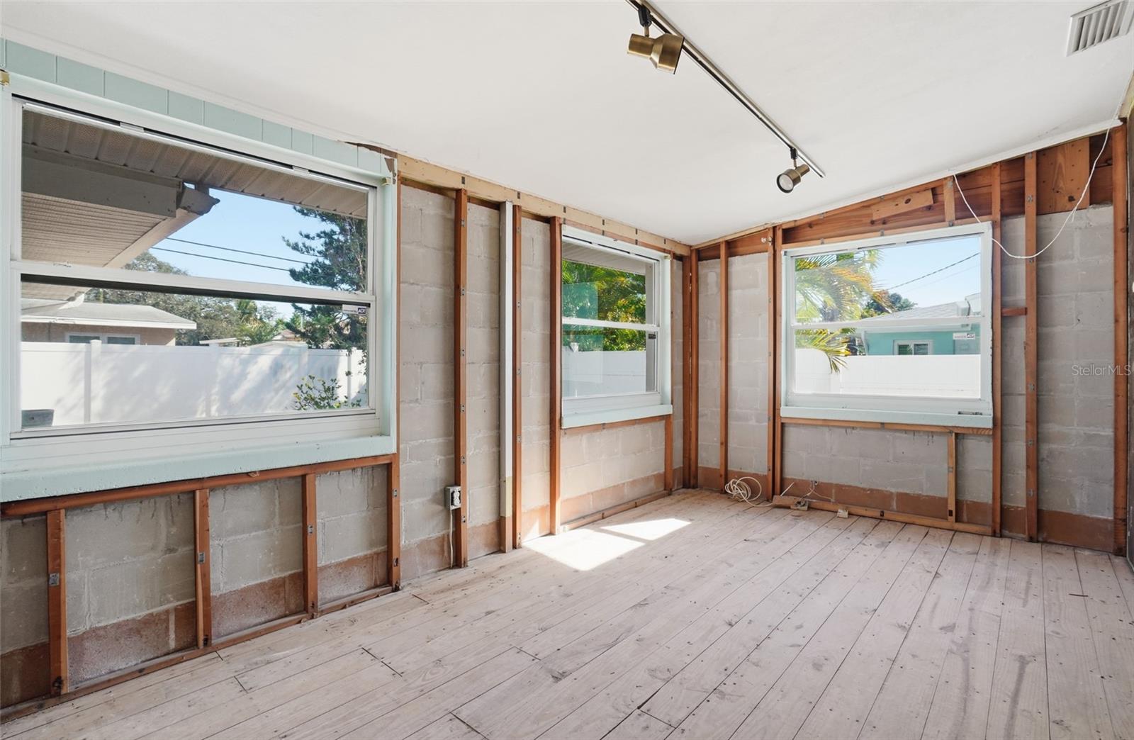 Image 24 of 38 For 1302 Robin Road S