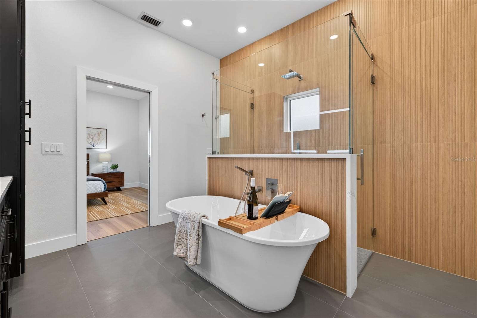 Image 20 of 47 For 2530 34th Avenue N