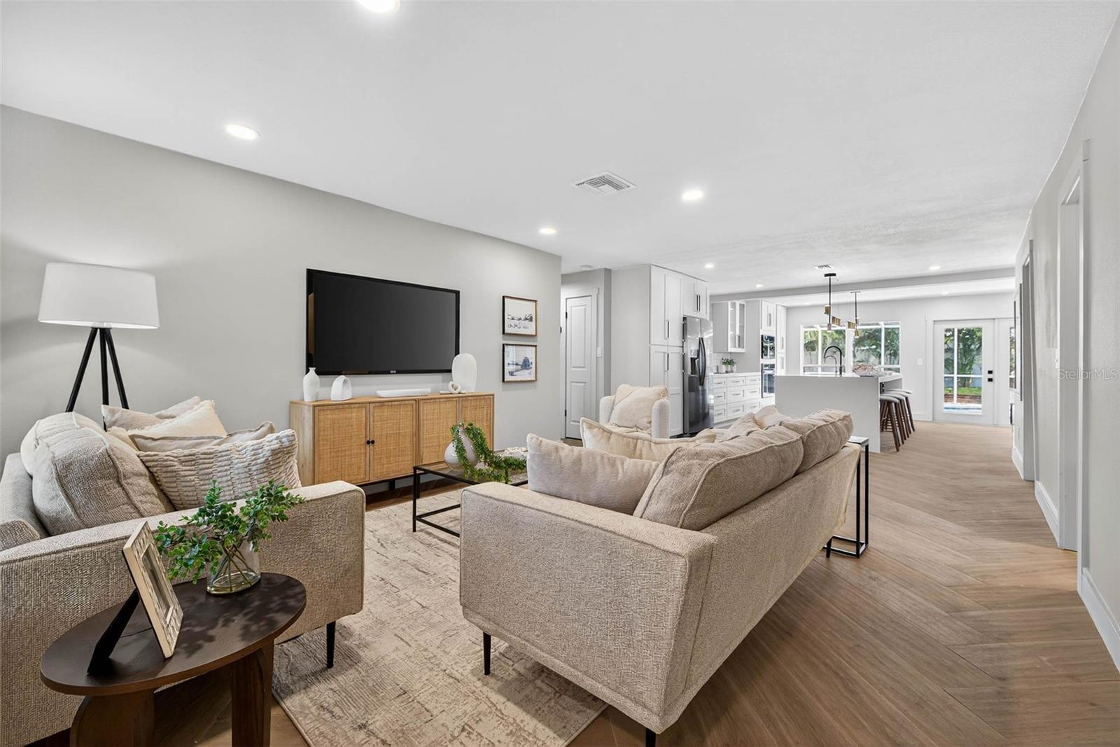 Image 5 of 41 For 3927 Helena Street Ne