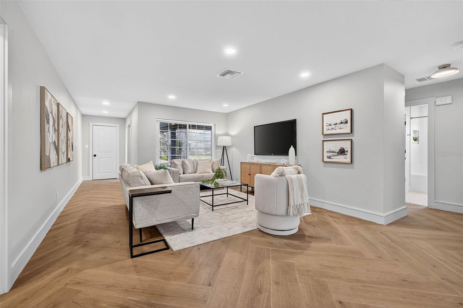 Image 8 of 41 For 3927 Helena Street Ne