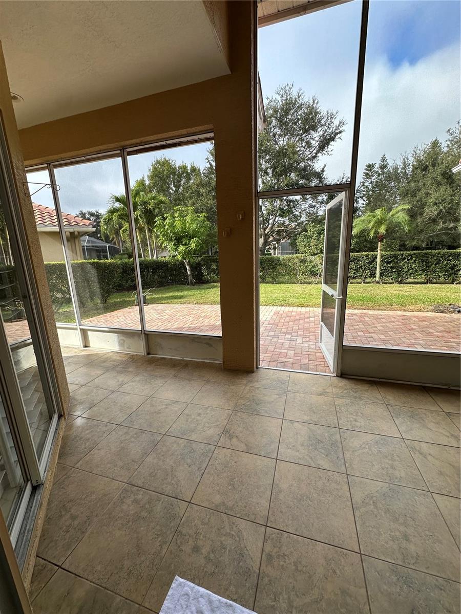 Listing photo id 20 for 7729 Aralia Way