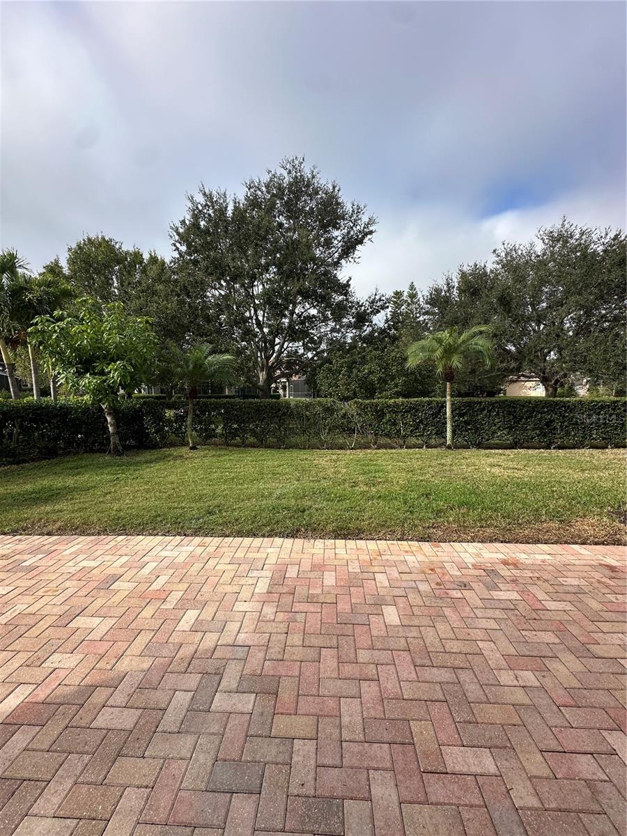 Listing photo id 23 for 7729 Aralia Way