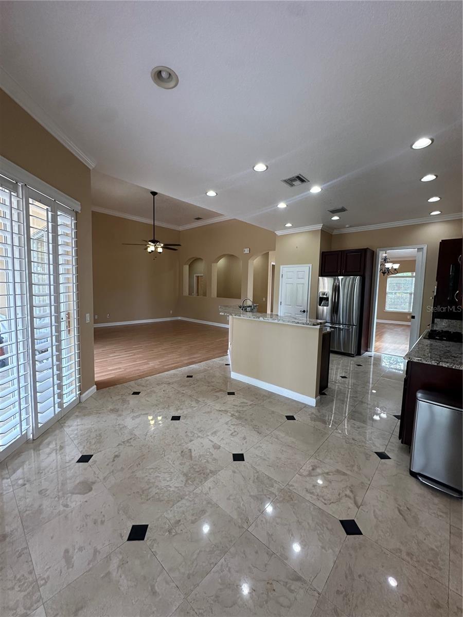 Listing photo id 2 for 7729 Aralia Way