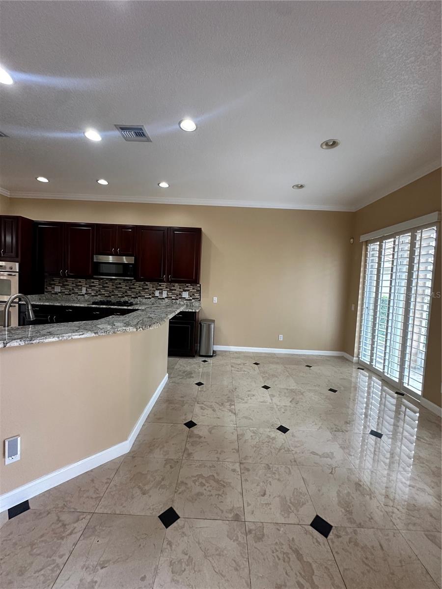 Listing photo id 4 for 7729 Aralia Way