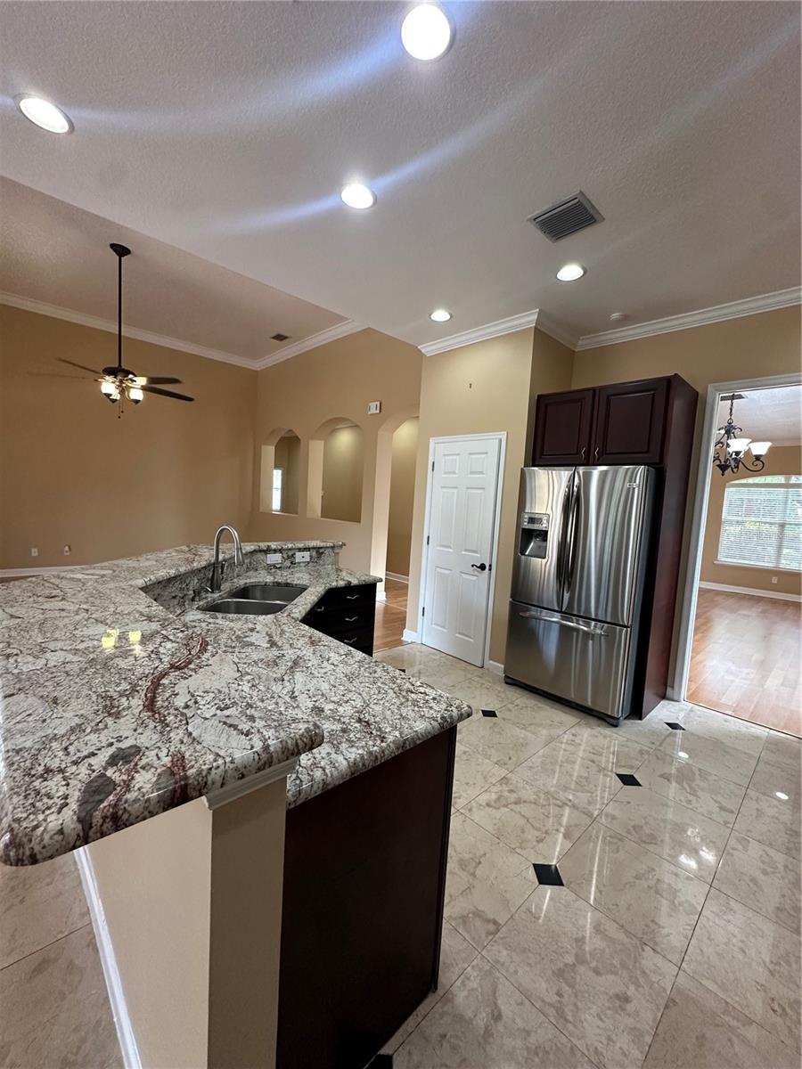 Listing photo id 5 for 7729 Aralia Way