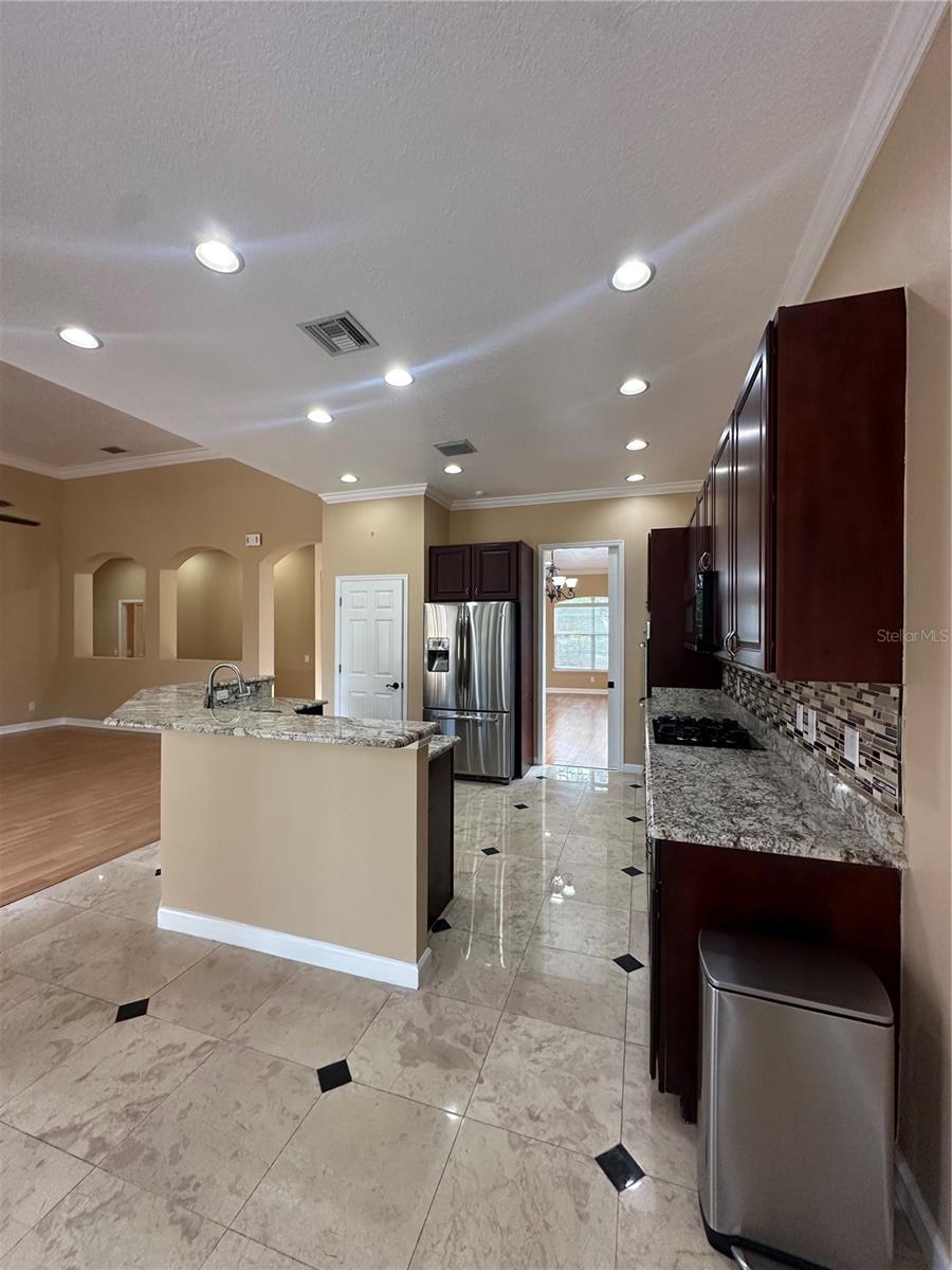 Listing photo id 6 for 7729 Aralia Way