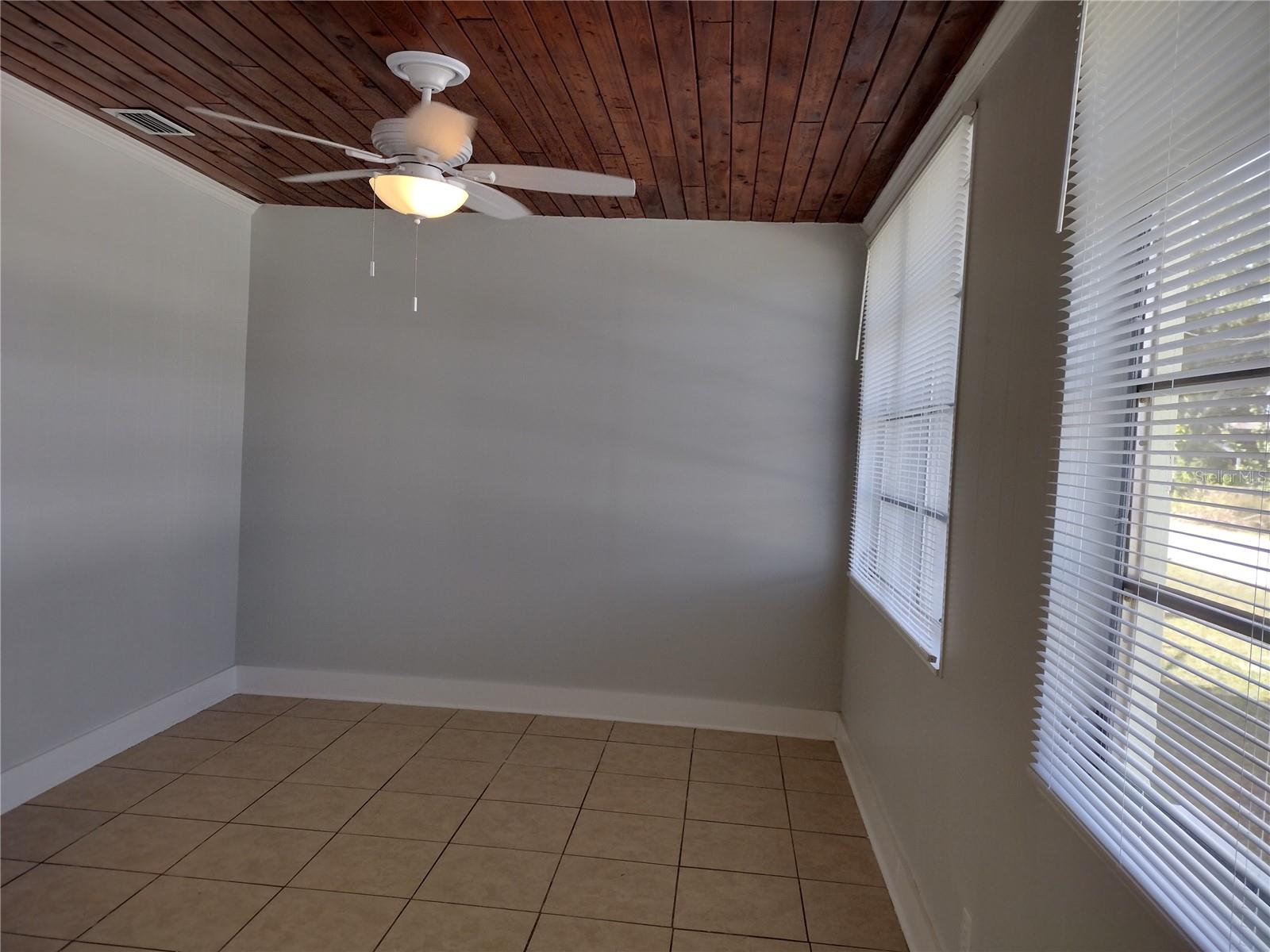 Image 8 of 22 For 216 Beverly Avenue