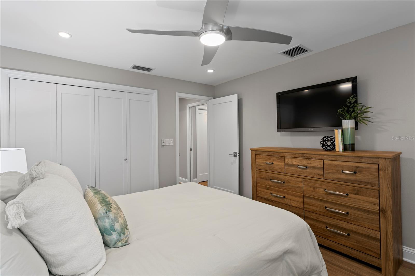 Image 32 of 41 For 655 19th Avenue Ne