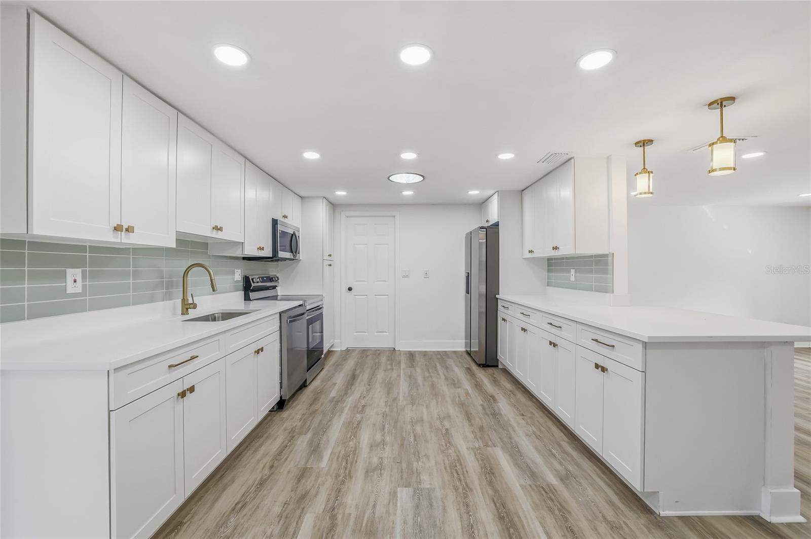 Listing photo id 8 for 12147 Scott Drive