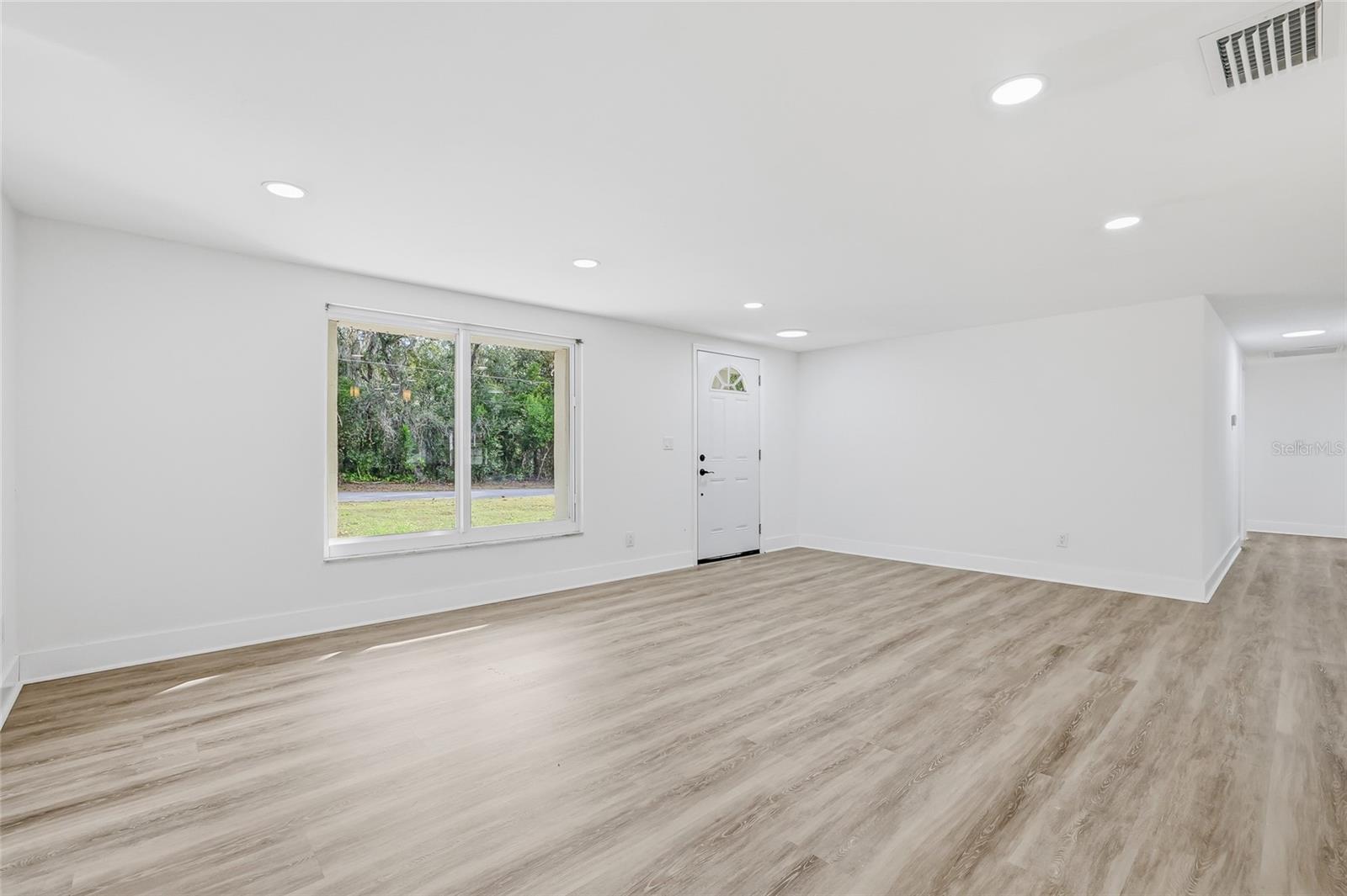 Listing photo id 3 for 12147 Scott Drive