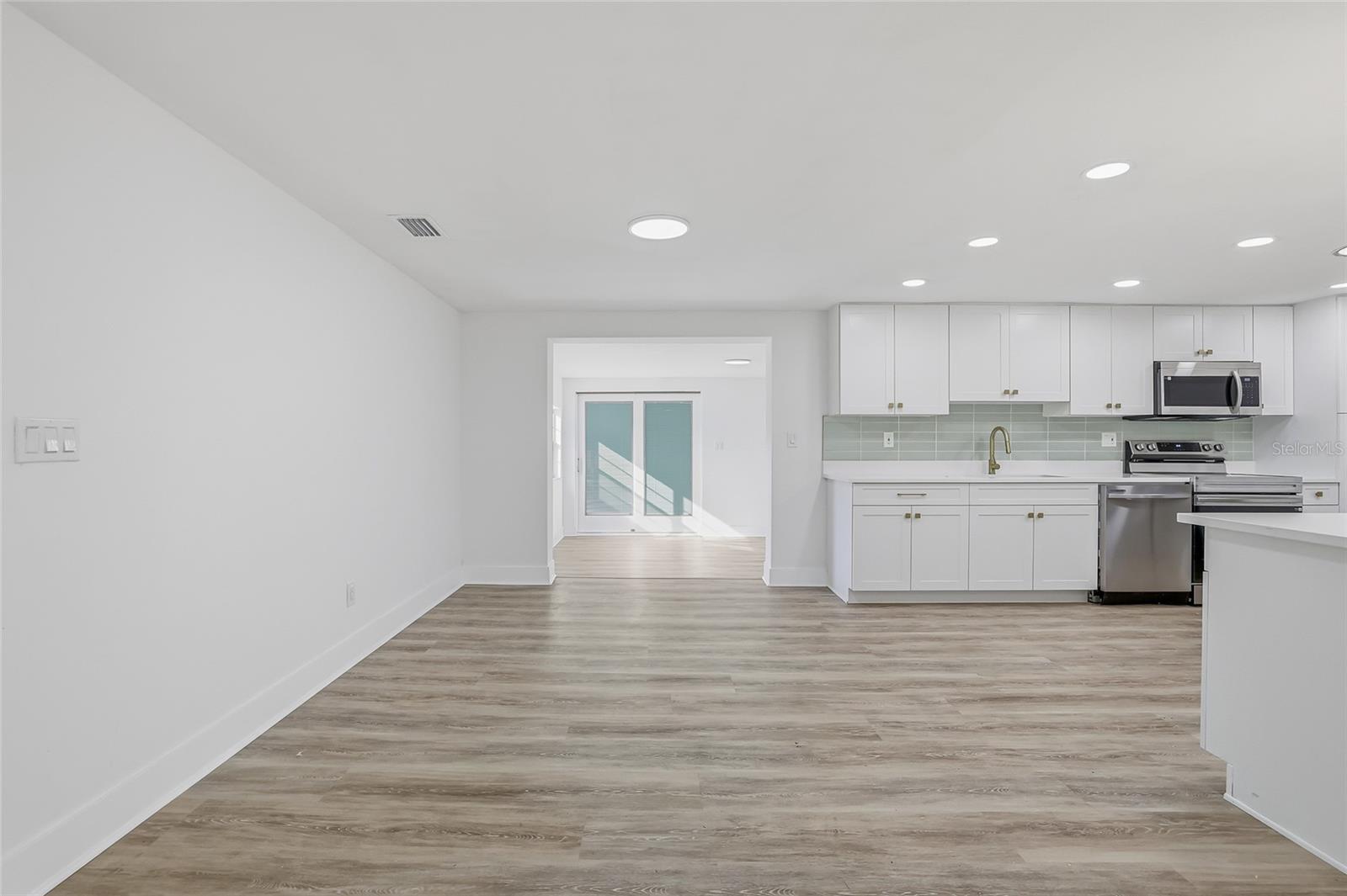 Listing photo id 4 for 12147 Scott Drive