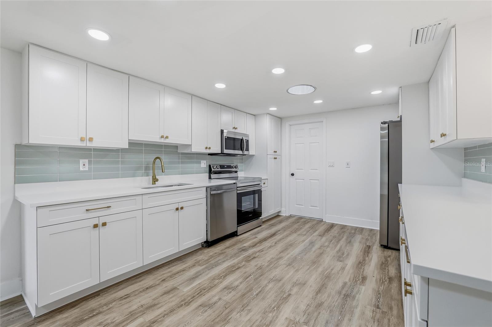 Listing photo id 7 for 12147 Scott Drive