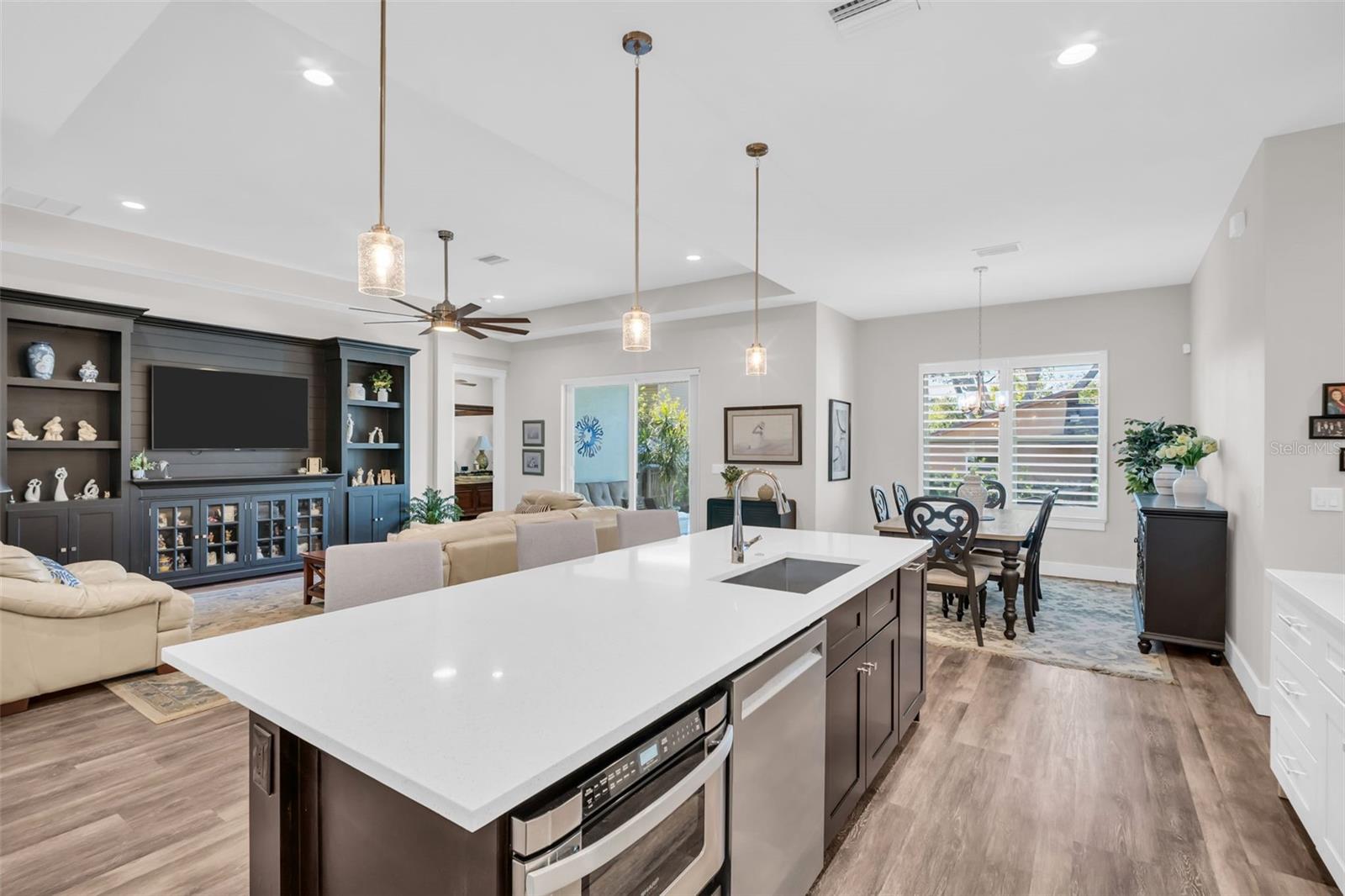 Image 12 of 75 For 9840 Bay Street