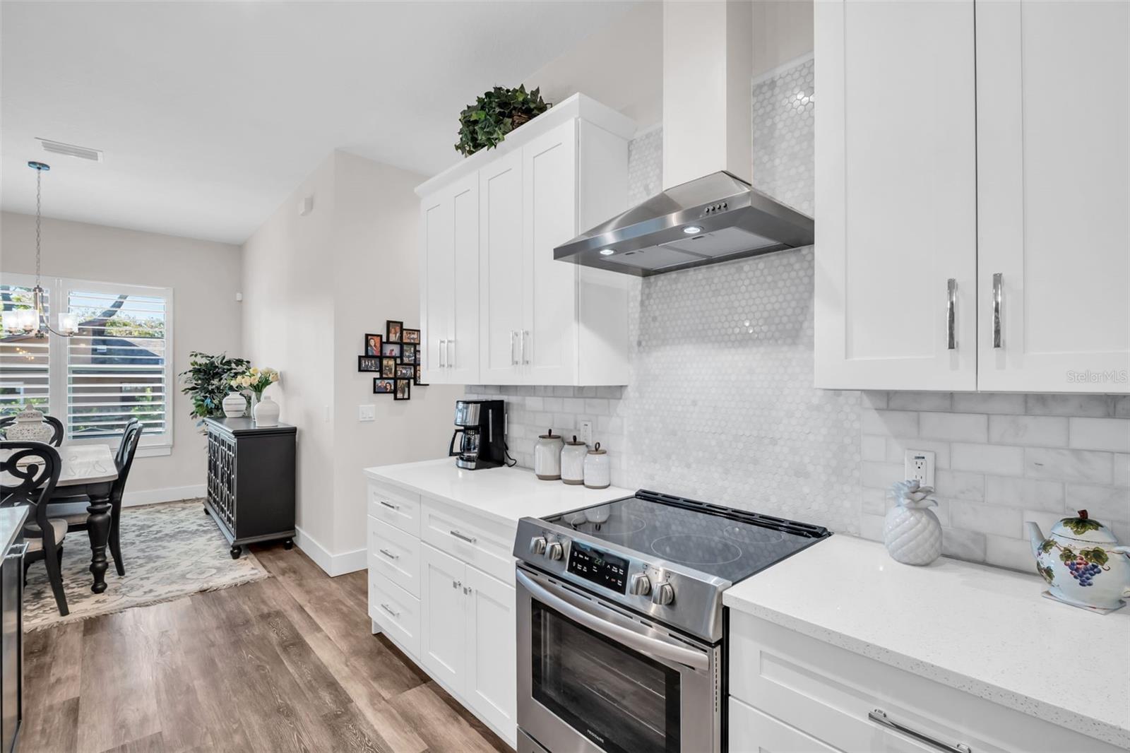 Image 14 of 75 For 9840 Bay Street