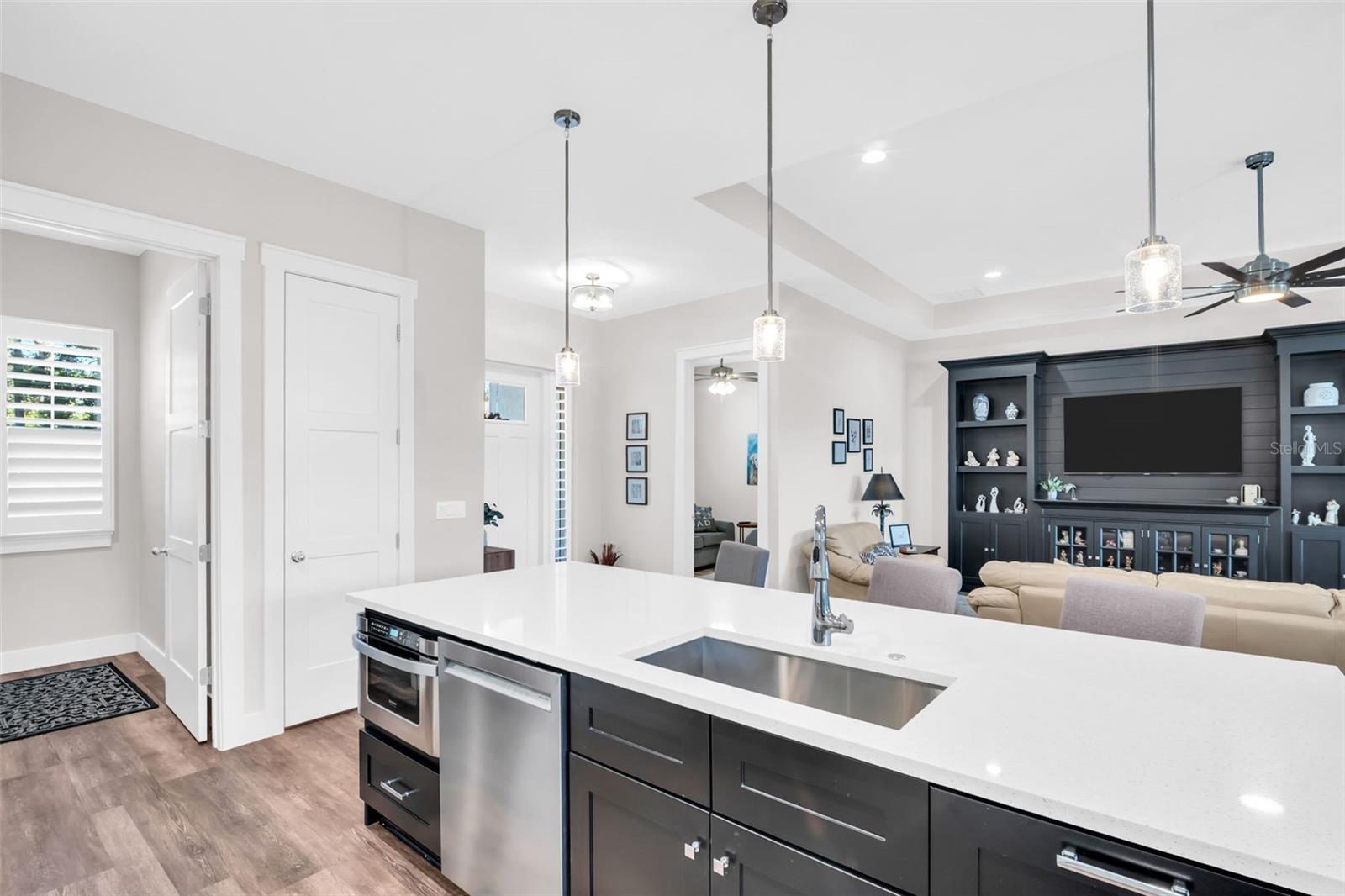 Image 16 of 75 For 9840 Bay Street