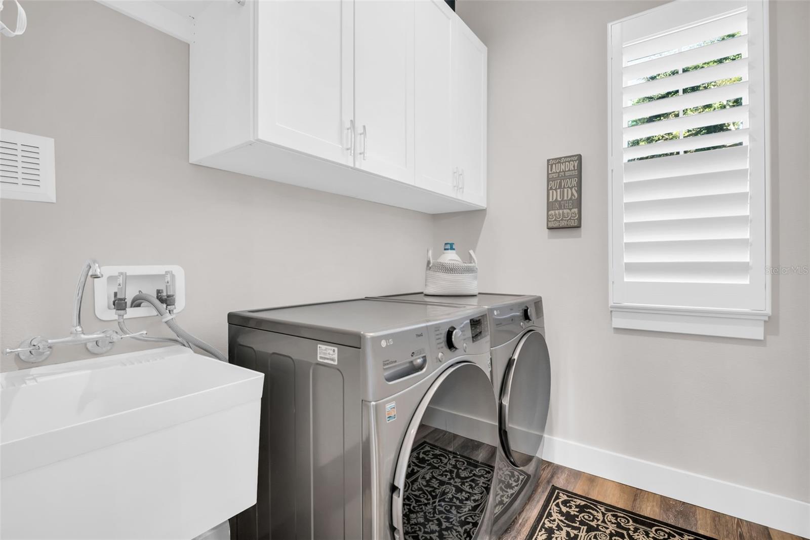 Image 18 of 75 For 9840 Bay Street