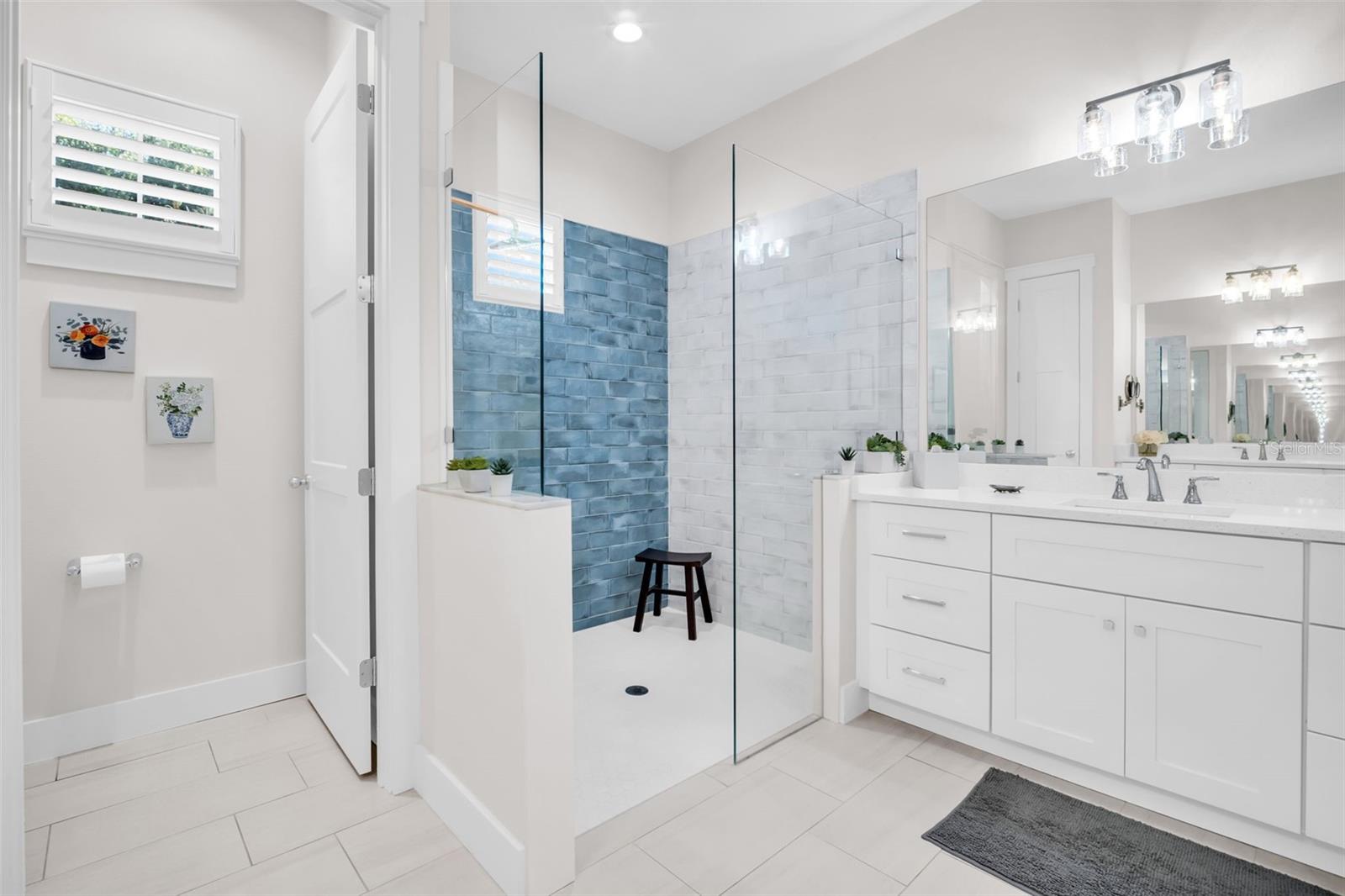 Image 46 of 75 For 9840 Bay Street