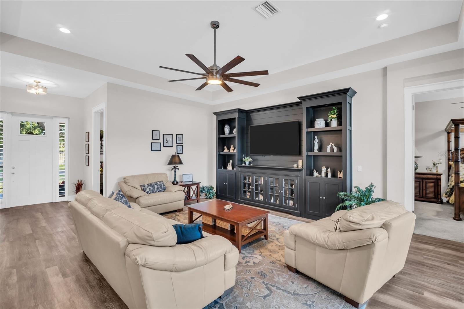 Image 6 of 75 For 9840 Bay Street