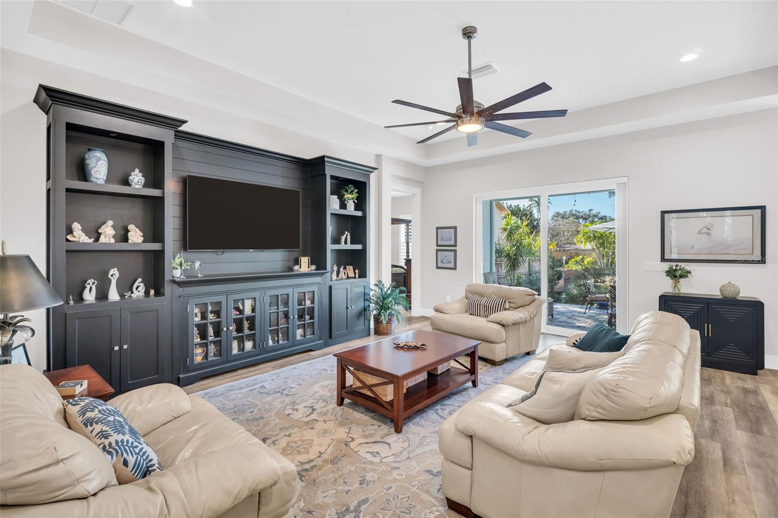 Image 8 of 75 For 9840 Bay Street